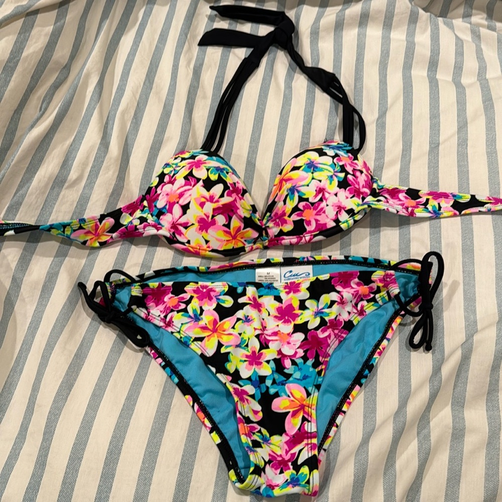 California waves bathing suit - bottom is M and rooms small